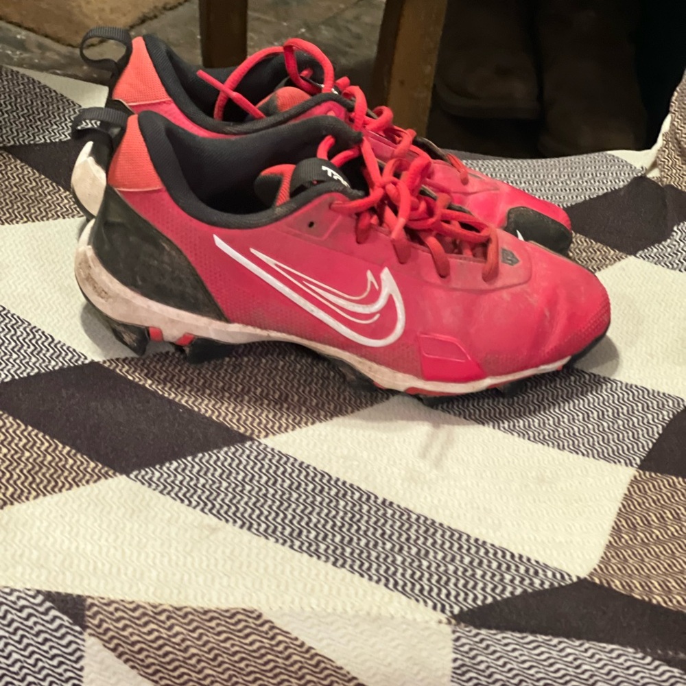 Boys size 5 nike baseball cleats. Worn but good condition